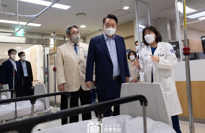 9월 4일 윤석열 대통령은 저녁 8시 50분 쯤 의정부 성모병원 권역응급의료센터를 방문해 1시간 20분 가량 머물며 국민 건강을 위해 헌신하고 있는 의료진을 격려하고 현장의 의견을 청취했다.