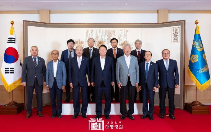 9월 9일 윤석열 대통령은 용산 대통령실에서 한국 원자력 산업 발전의 역사 자체이자 영웅인 원로들을 모시고 오찬을 함께하며, 원전 산업 발전 방안에 관해 의견을 나눴다.