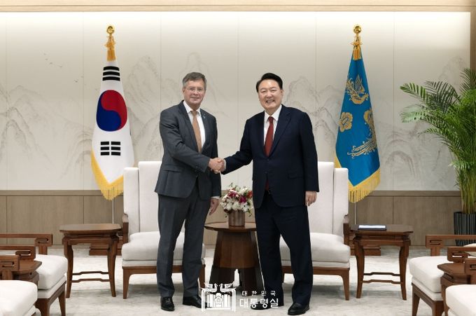 9월 9일 윤석열 대통령은 한국을 방문 중인 「얀 페이터 발케넨데(Jan Peter Balkenende)」 前 네덜란드 총리를 접견하고, 한-네덜란드 양국 관계, 기후 및 환경 위기 대응 협력과 국제 정세 등에 대한 의견을 교환했다.