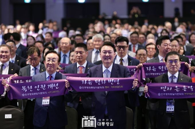 9월 10일 윤석열 대통령은 서울 그랜드 워커힐 호텔에서 개최된 민주평화통일자문회의(이하 민주평통) 해외지역회의(미주)에 참석해 「미주지역 자문위원과의 통일대화」를 함께했다.