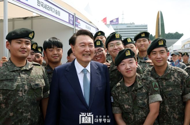 9월 10일 윤석열 대통령은 전쟁기념관에서 열린 제대군인 취‧창업박람회에 깜짝 방문해 행사장을 찾아온 참가자들과 채용을 준비 중인 기업 관계자들을 만났다.
