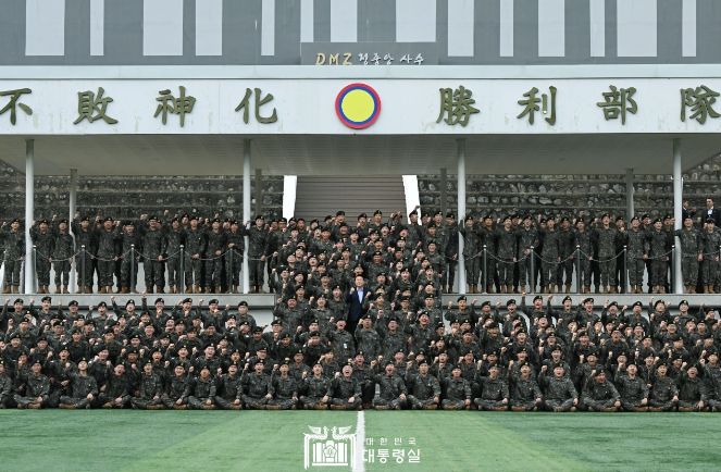 9월 17일 윤석열 대통령은 추석인 오늘 강원도 최전방 부대인 육군 제15사단을 방문해 올해 의료기관으로 새롭게 등록된 15사단 의무대대의 응급진료체계를 점검하고, 명절에도 군사대비태세 유지에 여념이 없는 군 장병들을 격려했다.