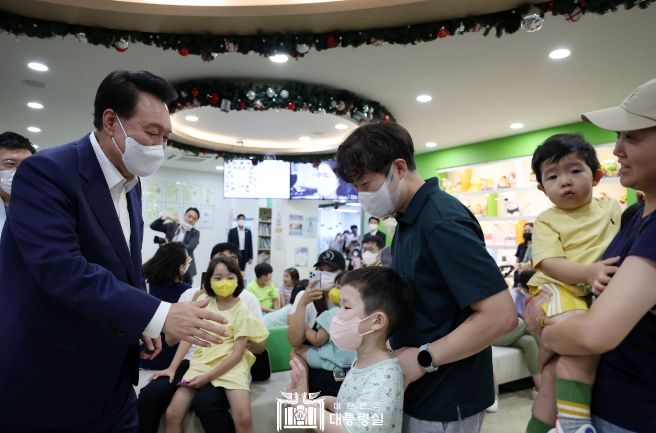 9월 18일 윤석열 대통령은 서울 성북구 우리아이들병원을 방문해 추석 연휴 기간 진료 유지에 차질이 없는지 현장을 살피고 묵묵히 의료현장을 지키는 의료진의 노고를 격려했다.