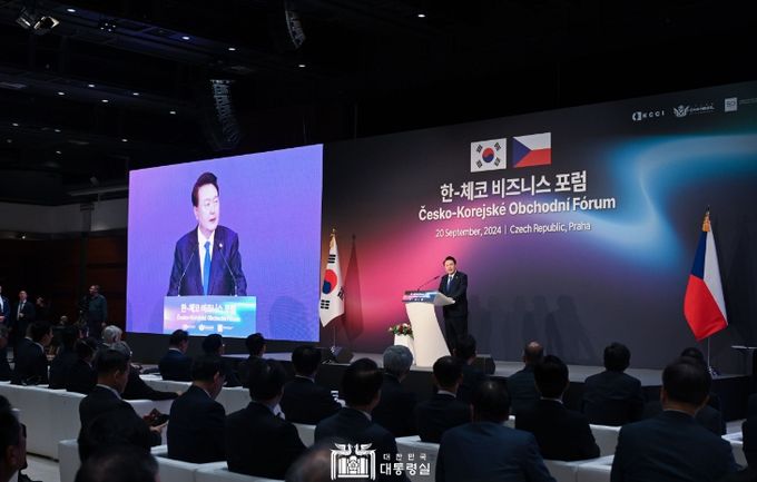 9월 20일 윤석열 대통령은 프라하 시내 호텔에서 열린 「한-체코 비즈니스 포럼」에 참석했다.