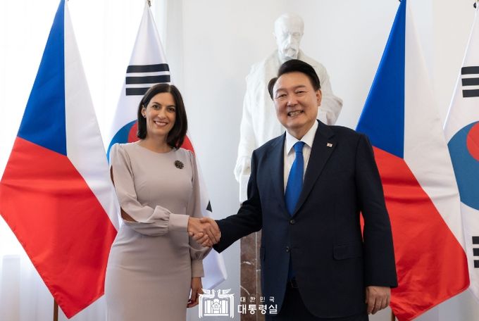 9월 20일 윤석열 대통령은 체코 하원의사당에서 「마르케타 페카로바 아다모바(Markéta Pekarová Adamová)」 체코 하원의장을 접견하고, 한-체코 관계의 발전 방안에 대해 폭넓은 의견을 교환했다.