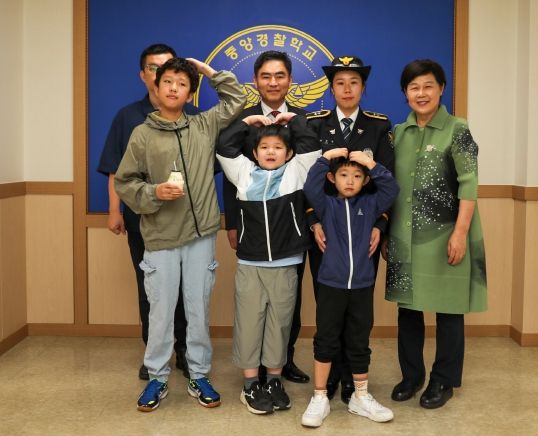 윤은정 순경 및 가족들(어머니 남편 세 아들)과 기념촬영- 뒷줄 왼쪽부터 남편, 조상명 국정상황실장, 윤은정 순경, 어머니
