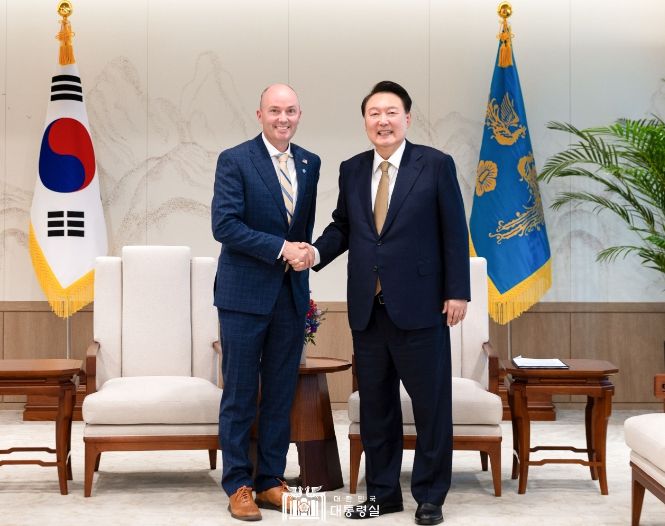 9월 27일 윤석열 대통령은 「스펜서 콕스(Spencer Cox)」 미국 유타 주지사를 접견하고, 한-유타주 간 협력 확대 방안과 한미동맹 발전 방향에 대해 의견을 교환했다.