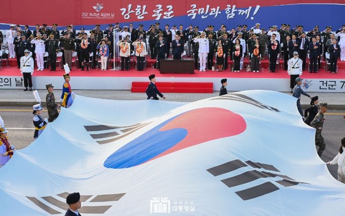 10월 1일 윤석열 대통령은 국군의 날 기념식에 이어 광화문에서 국민과 함께하는 시가행진을 주관했다.