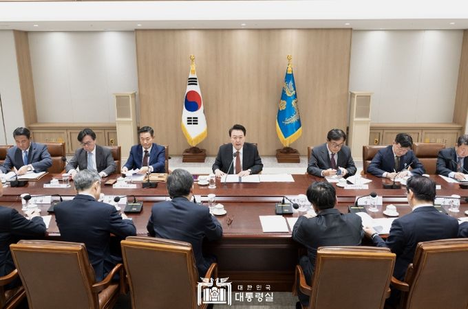 10월 2일 윤석열 대통령은 용산 대통령실에서 「중동 사태에 따른 긴급 경제·안보 회의」를 주재했다.