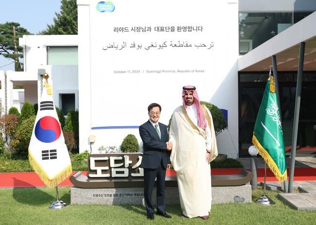 11일 오전 도담소에서 김동연 경기도지사가 파이살 빈 에야프 사우디 리야드 시장 기념촬영을 하고 있다
