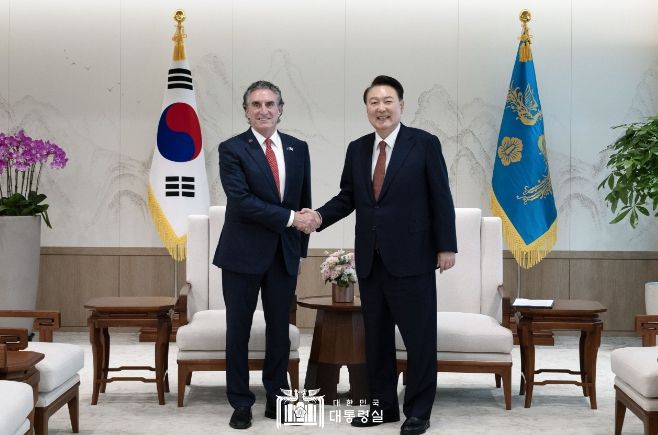 10월 16일 윤석열 대통령은 「더그 버검(Doug Burgum)」 미국 노스다코타 주지사를 접견하고, 한-노스다코타州 간 협력 확대와 한미동맹 발전 방안에 대해 의견을 교환했다.