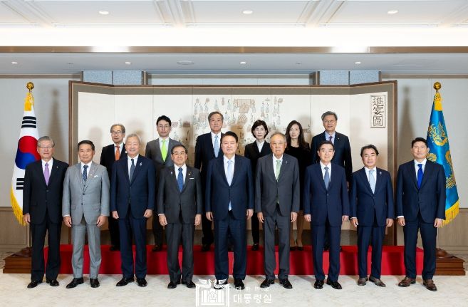 10월 18일 윤석열 대통령은 제31회 한일재계회의(10/17~18, 서울) 참석차 방한(訪韓) 중인 일본 경제단체연합회 도쿠라 마사카즈 회장을 비롯한 일본 경제인 대표단을 접견했다.