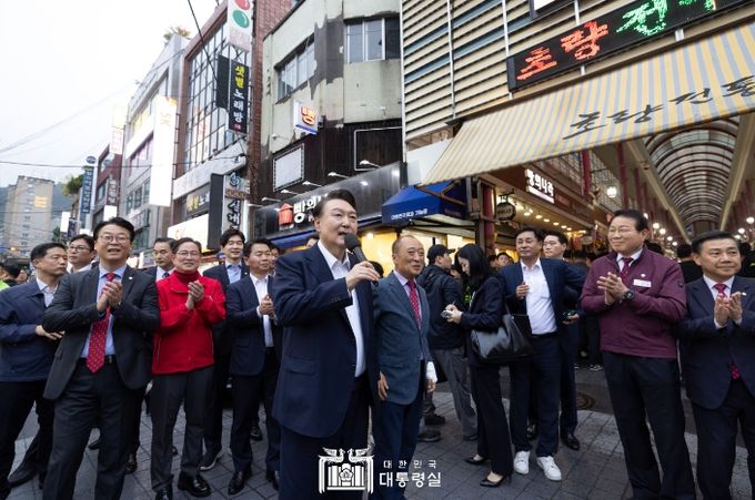10월 22일 윤석열 대통령은 부산역 인근 전통시장인 초량시장을 방문해 시장을 찾은 시민과 상인들을 응원하고 격려했다.