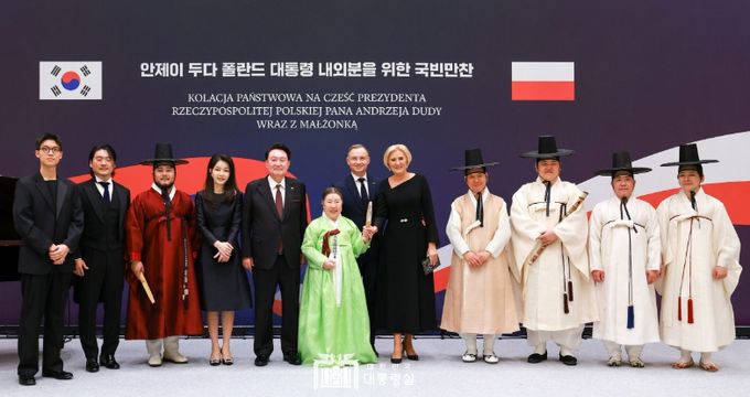 10월 24일 윤석열 대통령 부부는 청와대 영빈관에서 한국을 국빈 방문 중인 「안제이 두다(Andrzej Duda)」 폴란드 대통령과 「아가타 콘하우저-두다(Agata Kornhauser-Duda)」 영부인을 위한 국빈만찬을 함께 했다.