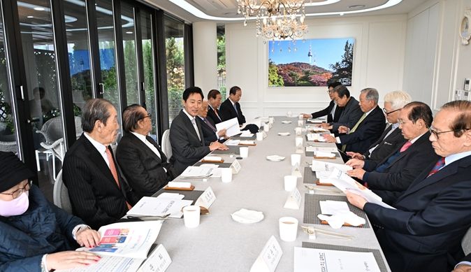 오세훈 서울시장이 4일 파트너스하우스에서 국민의힘 상임고문단과 오찬 간담회를 갖고 서울시의 미래 발전 방안과 여당의 역할 등에 대해 의견을 나누고 있다.