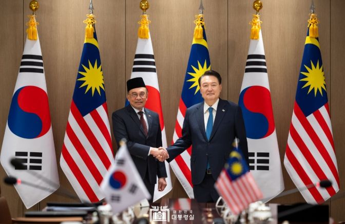 11월 25일 윤석열 대통령은 한국을 공식 방문 중인 「안와르 이브라힘(Anwar Ibrahim)」 말레이시아 총리와 정상회담을 갖고, 양국 간 협력 증진 방안과 지역 및 국제 정세에 대해 심도 있게 의견을 교환했다.