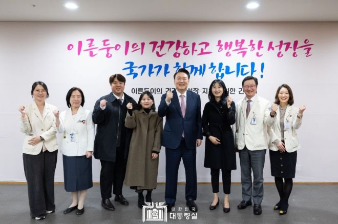 11월 28일 윤석열 대통령은 지난 9월 국내 최초로 자연임신으로 출생한 다섯쌍둥이가 입원해 있는 서울성모병원을 방문했다.