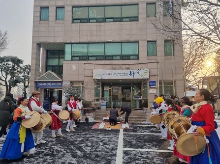 대구 동구 신암5동 경로후원회(회장 이명순)는 지난 7일, 정월대보름을 맞아 관내 곳곳에서 주민들의 안녕과 복을 기원하는 지신밟기 행사를 진행했다.