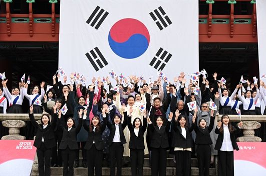 오세훈 서울시장이 1일(토) 보신각 일대에서 열린 제106주년 3.1절 기념 타종행사에 참석해 참석자들과 만세삼창하고 있다.
