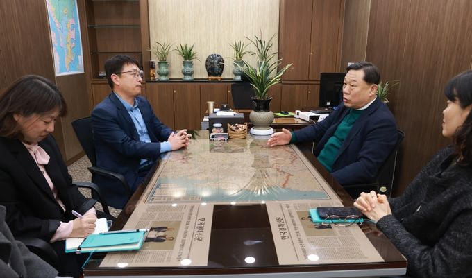 김종훈 동구청장은 14일 경남은행 대송지점을 방문해 이광우지점장과 지역 현안 논의 및 상생협력을 위한 ‘동구가자(동네 구석구석 가치를 나누자) 프로젝트’ 첫 릴레이 간담회를 가졌다.