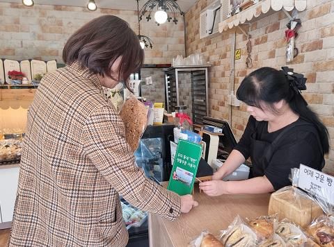 “사회적 고립 해소”…중구, 저소득 1인 가구에 우리동네 착한 생활카드 지원