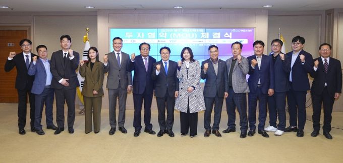 강기정 광주광역시장이 27일 오후 시청 비즈니스룸에서 열린 '2025 광주 핵심전략산업투자협약 체결식'에 참석해 협약서에 서명을 한 뒤 기념촬영을 하고 있다./광주광역시 제공