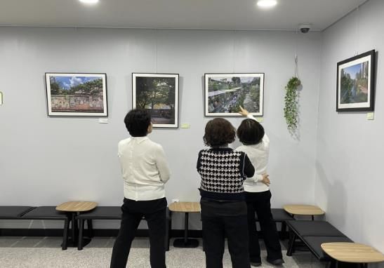 성북함께어울림센터에서 작품을 감상하며 이야기를 나누는 주민들