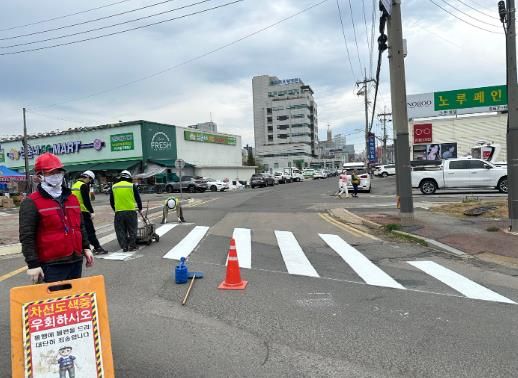 서산시 관내 차선도색 공사가 진행되는 모습