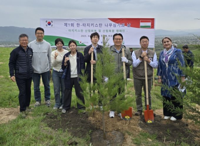 전성식(오른쪽 세번째) 주타지키스탄 한국대사와 참석자들이 기념사진을 촬영하고 있다.