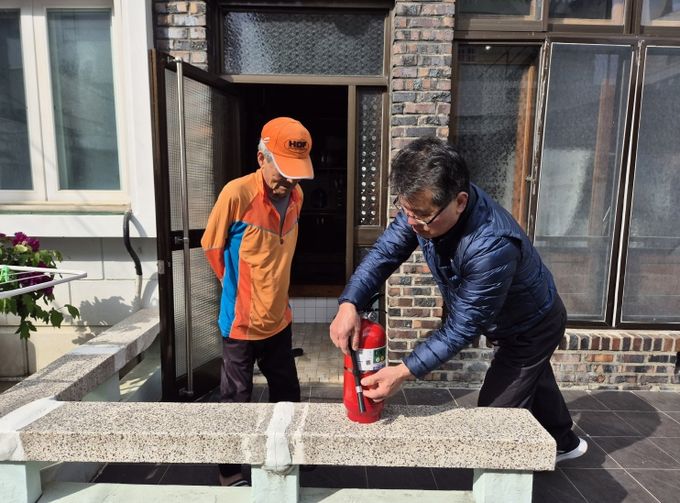 부산 동래구 사직1동 경로후원회, 홀로노인 세대에 소화기 전달