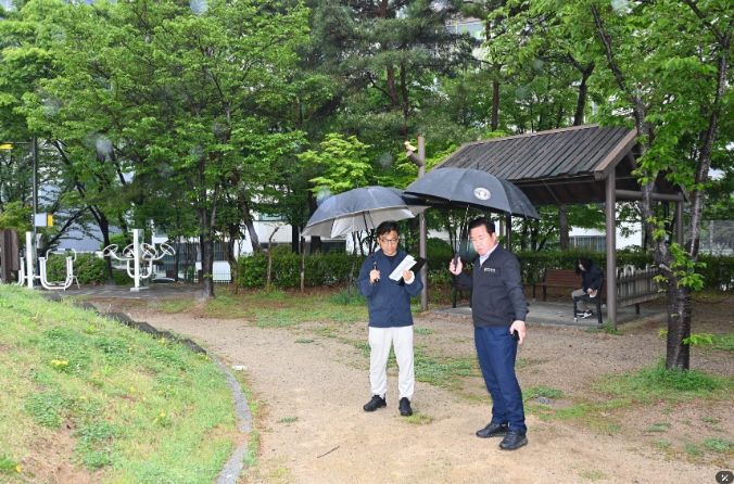 울산 중구의회(의장 박경흠) 김도운 의원은 최근 중구 서동 황방공원 생태놀이터를 찾아 노후시설의 개선방안 마련을 주문했다고 23일 밝혔다