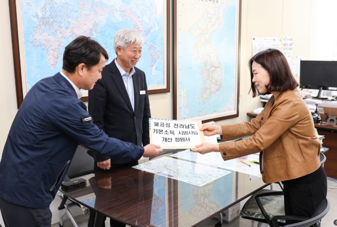  박형대 의원(장흥1ㆍ진보당)이 4월 24일 전라남도의회에 ‘불공정 전라남도 기본소득 시범사업 개선’ 청원서를 제출하고 있다.