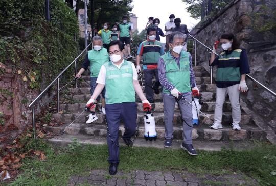박일하 구청장이 지난해 9월 관내 상도1동 일원에서 새마을 봉사단과 방역 작업을 하고 있다.