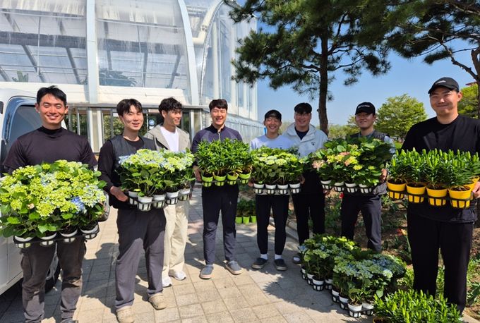 진안군, 학교 4-H에 봄꽃 꽃묘 1,200여 본 보급