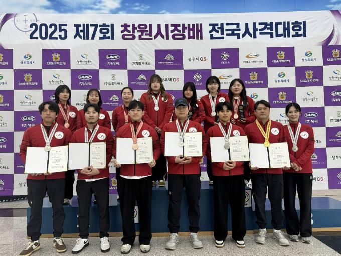 서산시청 사격팀이 창원국제사격장에서 21일부터 27일까지 진행된 제7회 창원시장배 국제사격대회에서 메달 획득을 기념했다.