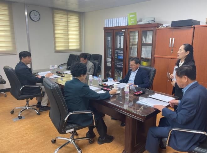 청양군 자원봉사센터가 우수프로그램 자원봉사단체를 선정하기 위해 회의하는 모습