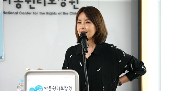 아동권리보장원 홍보대사 신애라 씨는 특강에서 아이 양육의 사회전체의 책임을 강조했다.