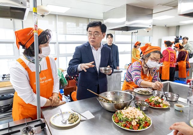 진교훈 서울 강서구청장(왼쪽 두 번째)이 2일 강서평생학습관에서 열린 ‘제철 식재료 영양교실’에 참석해 주민과 대화하고 있다. 구는 건강한 식습관의 중요성을 알리기 위해 매월 영양교실을 진행하고 있다. 심혈관계 질환, 암, 당뇨병 등을 앓고 있는 주민들이 대상이다.