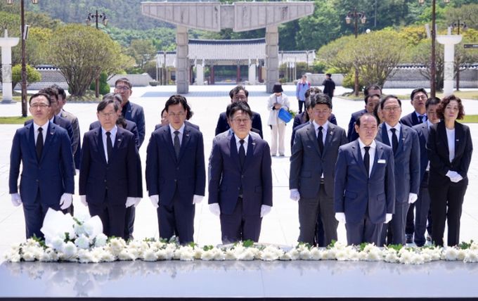 강기정 광주광역시장이 제45주년 5·18민주화운동 기념일을 앞두고 12일 광주시 간부공무원들과 함께 북구 국립5·18민주묘지를 찾아 참배를 하고 있다. / 광주광역시 제공