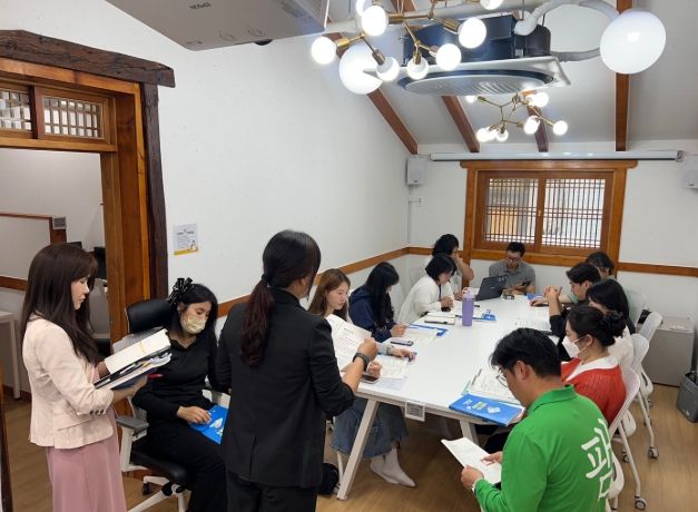  최영화 인구청년정책담당이 16일 진장 청년거리 디지털 공유오피스에서 청년동아리 사업 참여자들을 대상으로 사업 설명회를 진행하고 있다.