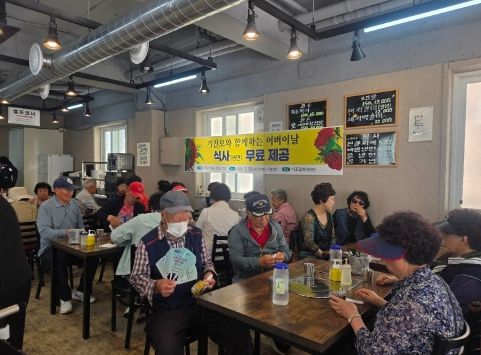 기쁨을 전하는 모임, 저소득층을 위한 점심 식사 제공