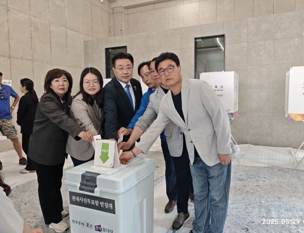 “안태준 국회의원 지역 시·도의원들과 신현동서 사전투표”