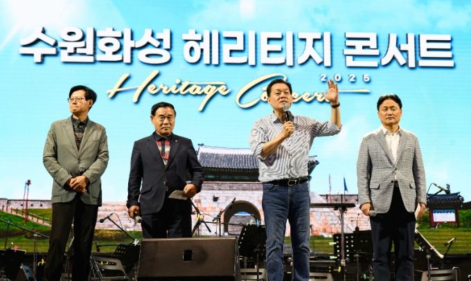 이재준 수원시장이 무대에서 시민들에게 인사하고 있다.