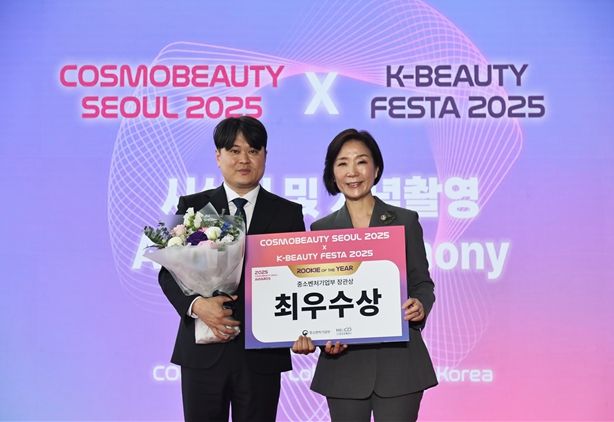 김장호 ㈜나노바이오시스템 교수가 국내 최대 뷰티 박람회 ‘코스모뷰티서울 2025’에서 ‘중소벤처기업부 장관상’을 수상한 뒤 기념사진을 찍고 있다. 전남대 제공