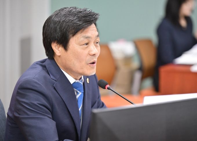 경기도의회 여성가족평생교육위원회 문형근 위원장(더불어민주당, 안양3)