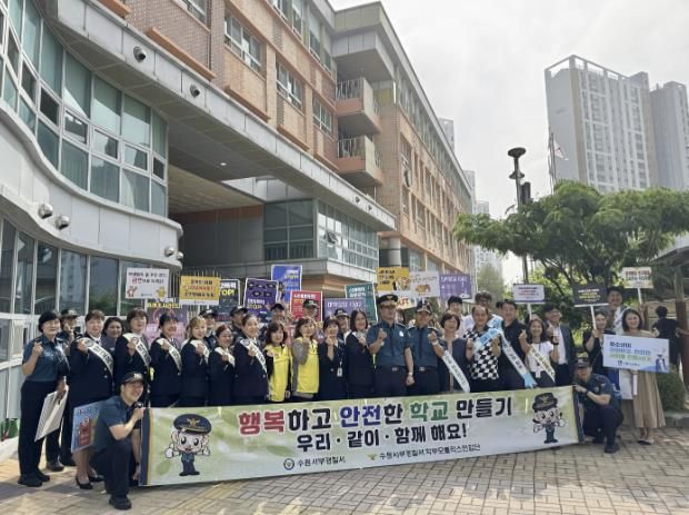 캠페인 참석자들이 단체 사진을 촬영하고 있다.
