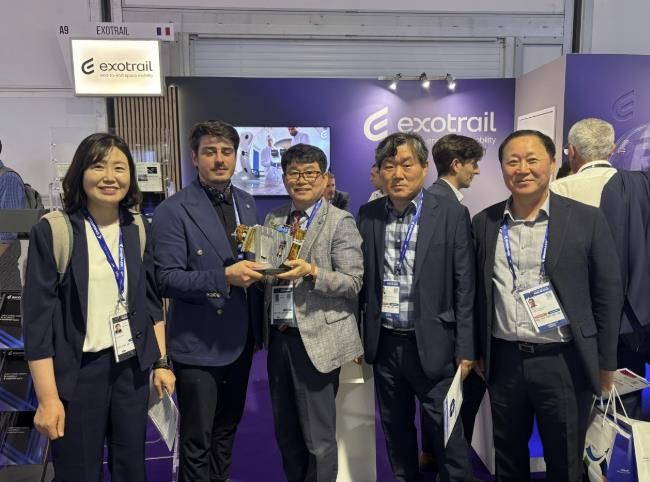 Exotrail 부스 방문(부시장님 옆 CEO maxime jambon)