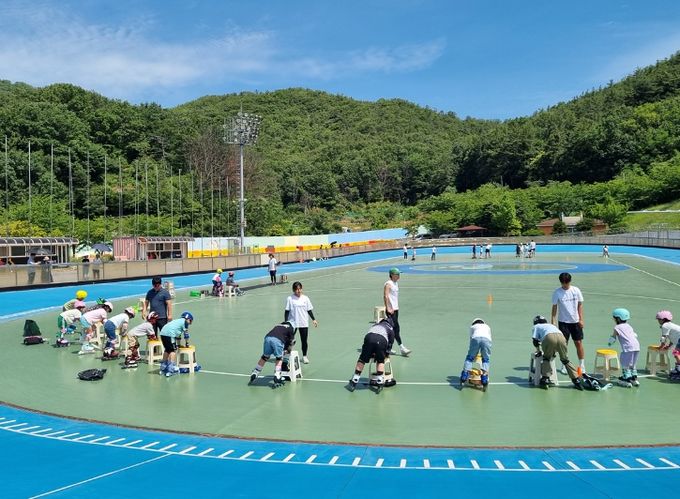 여수시청 직장운동경기부 롤러팀이 유소년 롤러선수 육성을 위한 다양한 재능기부 활동을 펼치며 지역 스포츠 발전에 힘쓰고 있다.