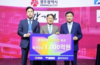 강기정 광주광역시장이 19일 오후 북구 빛고을 창업스테이션에서 열린 '스테이지(STA‧G) 개관식'에 참석해 신용보증기금, 광주은행과 중점산업 창업기업 육성 협약자금 업무협약을 체결하고 있다./광주광역시 제공
