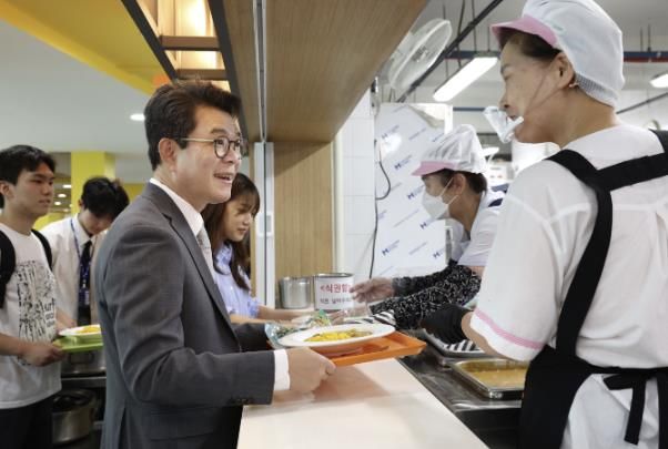 ‘천 원의 아침밥’ 체험을 위해 정원오 성동구청장이 한양대학교에 방문한 모습